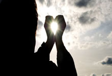 AYX：印尼头球被神扑！伊泽斯接队友定位球头球攻门，瑞恩奋力单掌扑出.